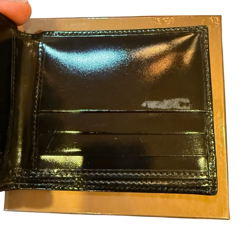 Gucci Men’s Black Leather Bi Fold Wallet Silver tone G Logo